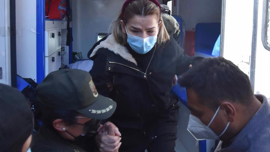 Expresidenta de Bolivia sale de prisión para recibir exámenes médicos después de intentar suicidarse