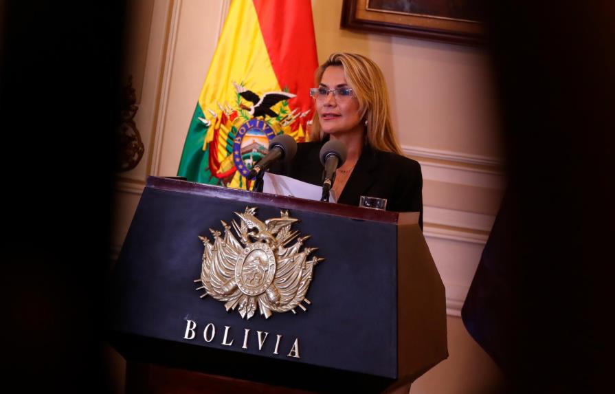 La nueva presidenta boliviana Áñez deja a un lado los símbolos de Evo Morales
