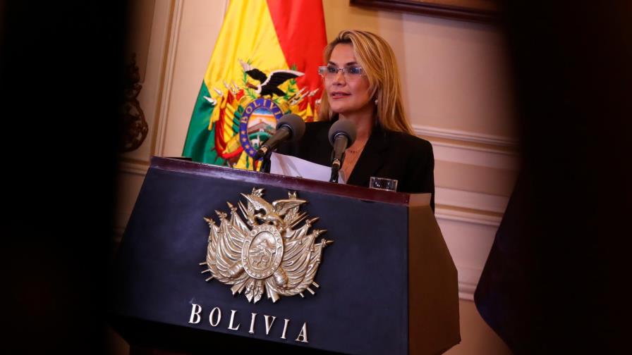 La nueva presidenta boliviana Áñez deja a un lado los símbolos de Evo Morales