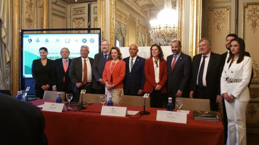 Director de la Comisión Nacional de Energía promueve inversión en energía renovable