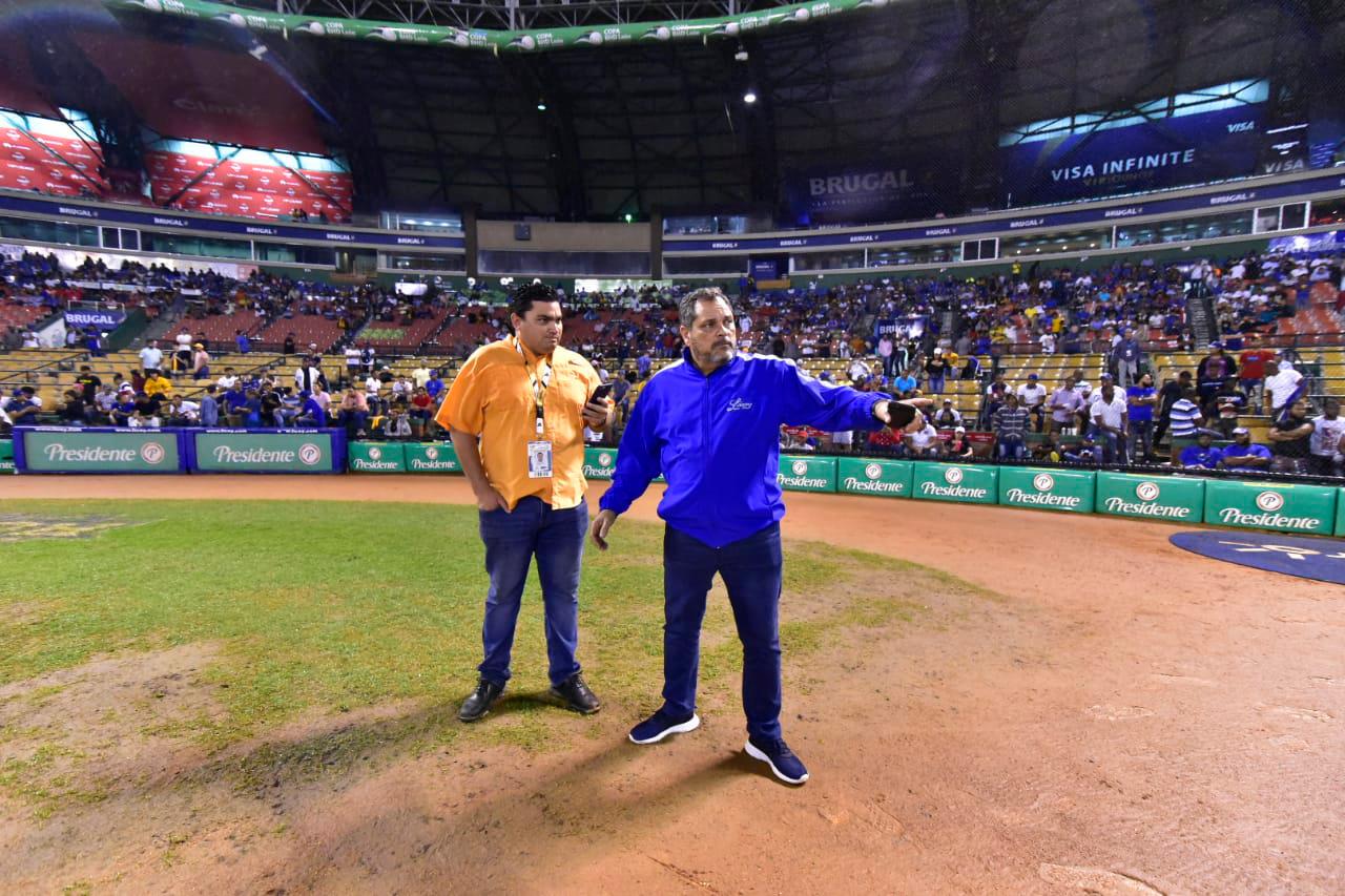 Los gerentes generales Ángel Ovalles, de las Águilas Cibaeñas, a la izquierda y Junior Noboa, de los Tigres del Licey, momentos antes de la suspensión.