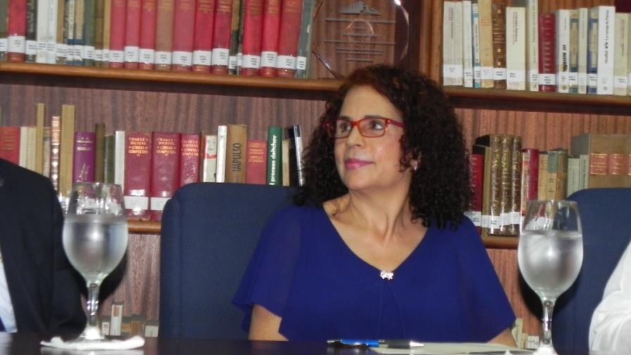 Ultranacionalistas amenazan a escritora Ángela Hernández 