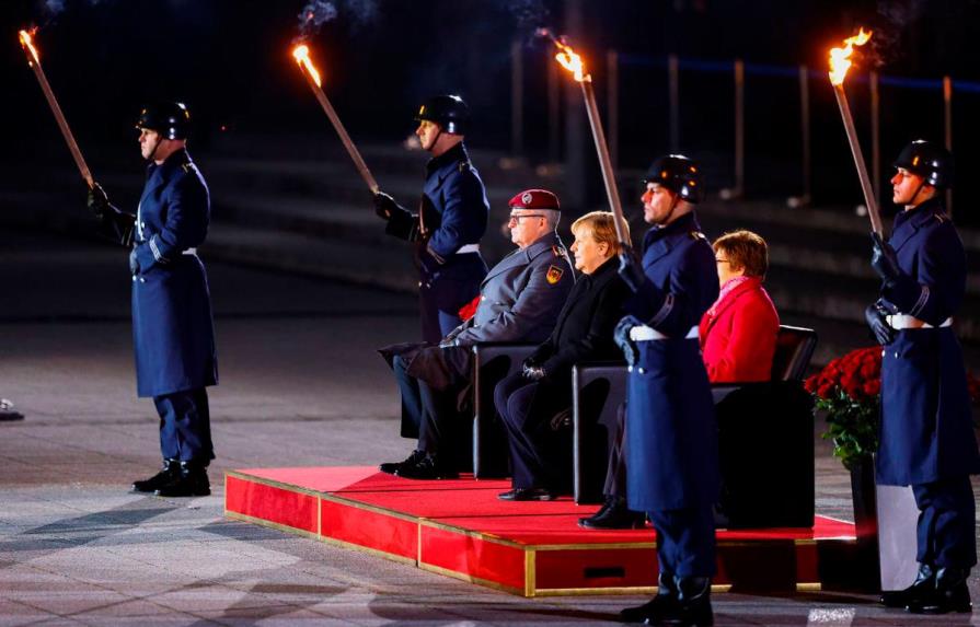 Rosas rojas y Nina Hagen, en el adiós militar más emotivo para Angela Merkel
