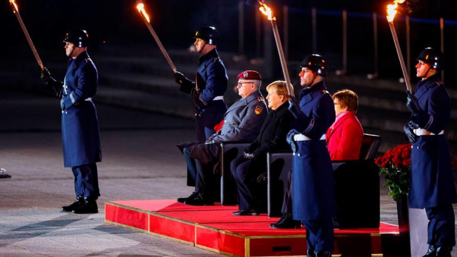 Rosas rojas y Nina Hagen, en el adiós militar más emotivo para Angela Merkel