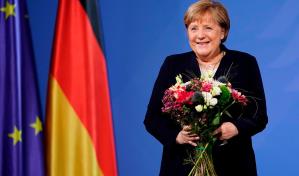 Angela Merkel, ya excanciller y en casa, en un sofá de Ikea o en su lago del este