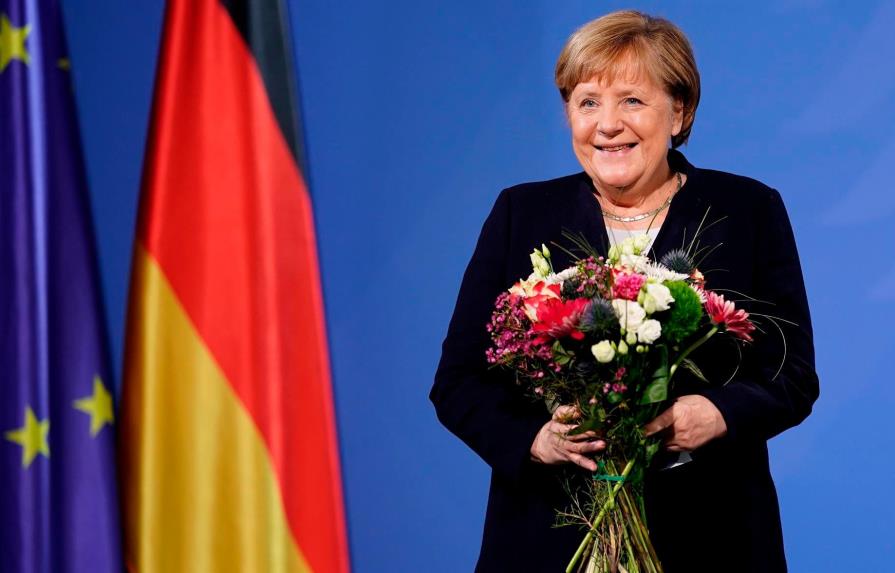 Angela Merkel, ya excanciller y en casa, en un sofá de Ikea o en su lago del este