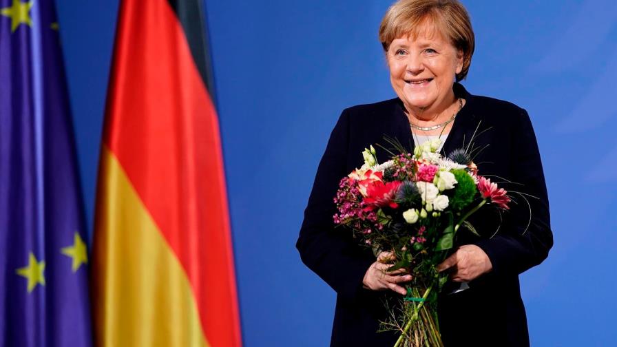 Angela Merkel, ya excanciller y en casa, en un sofá de Ikea o en su lago del este Angela Merkel, ya excanciller y en casa, en un sofá de Ikea o en su lago del este