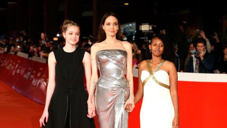 Shiloh, la hija de Angelina Jolie, se aleja de su estilo de vestir varonil y sorprende con su look más femenino