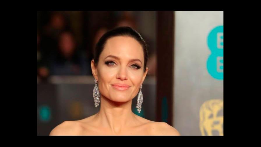 Angelina Jolie visita con una botella de vino a su ex Lee Miller en Nueva York Angelina Jolie visita con una botella de vino a su ex Lee Miller en Nueva York