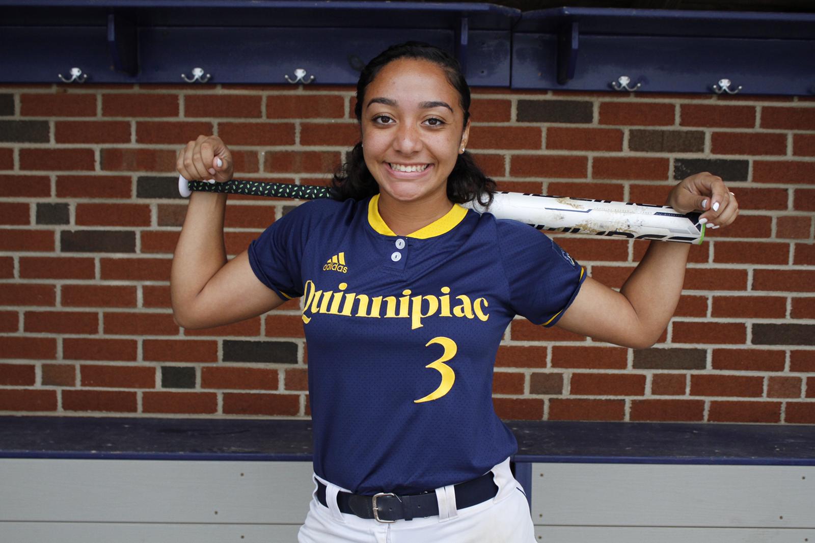 La juvenil lanzadora dominicana, selección nacional de mayores de sóftbol, ha sido fichada por la Universidad Quinnipiac ubicada en Hamden-Connecticut, para jugar además la tercera base por cuatro años. 