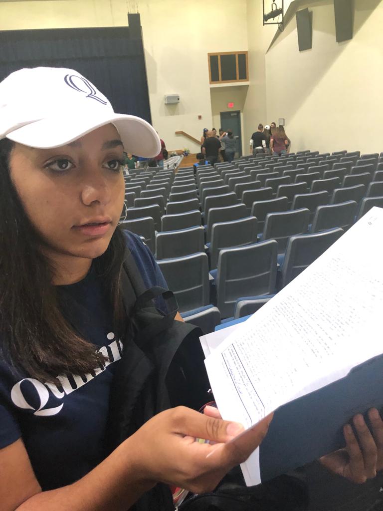 Angelina Pascual al momento de firmar el contrato que la lleva al sóftbol universitario de los Estados Unidos.