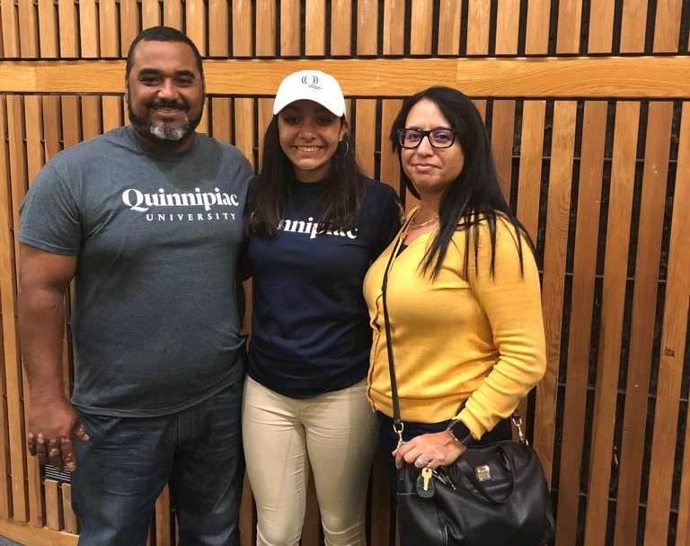 Angelina Pascual (centro) junto a sus padres Delvin Pascual y Eunice Rosario, luego de firmar para el softbol universitario de los Estados Unidos.