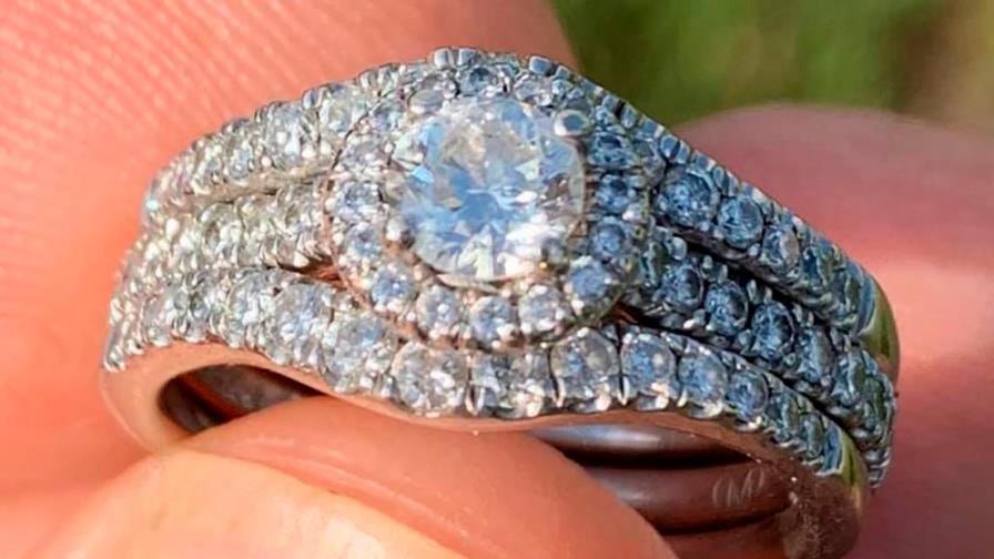 Hombre encuentra en una playa un anillo con diamantes de 10,000 dólares 