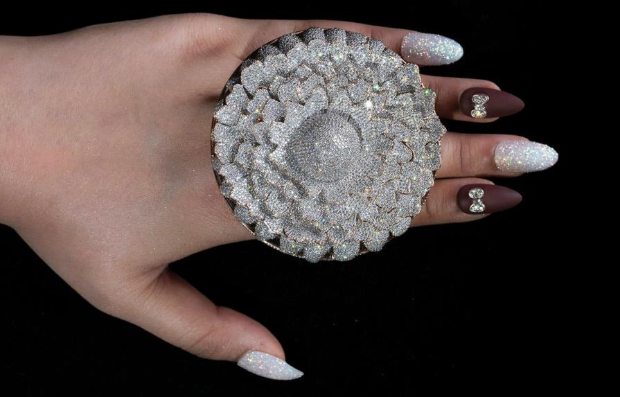 Anillo con miles de diamantes rompe récord Guinness 