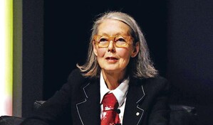 El Nobel premia la obra atrevida de la poetisa canadiense Anne Carson