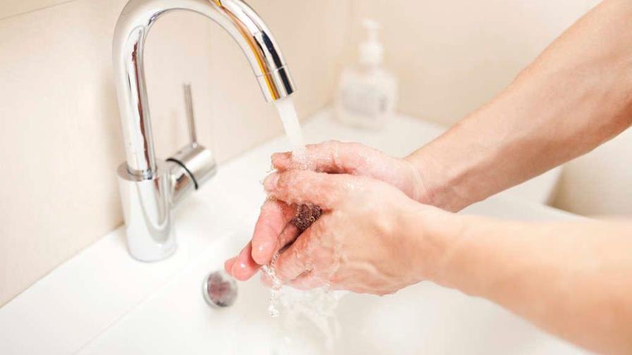 Razones científicas de por qué lavarse y desinfectarse las manos evita el contagio del coronavirus 
