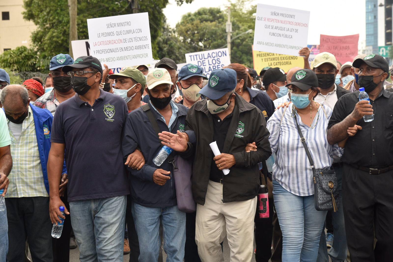 Profesionales agropecuarios protestan este martes frente a la sede del Instituto Agrario Dominicano.