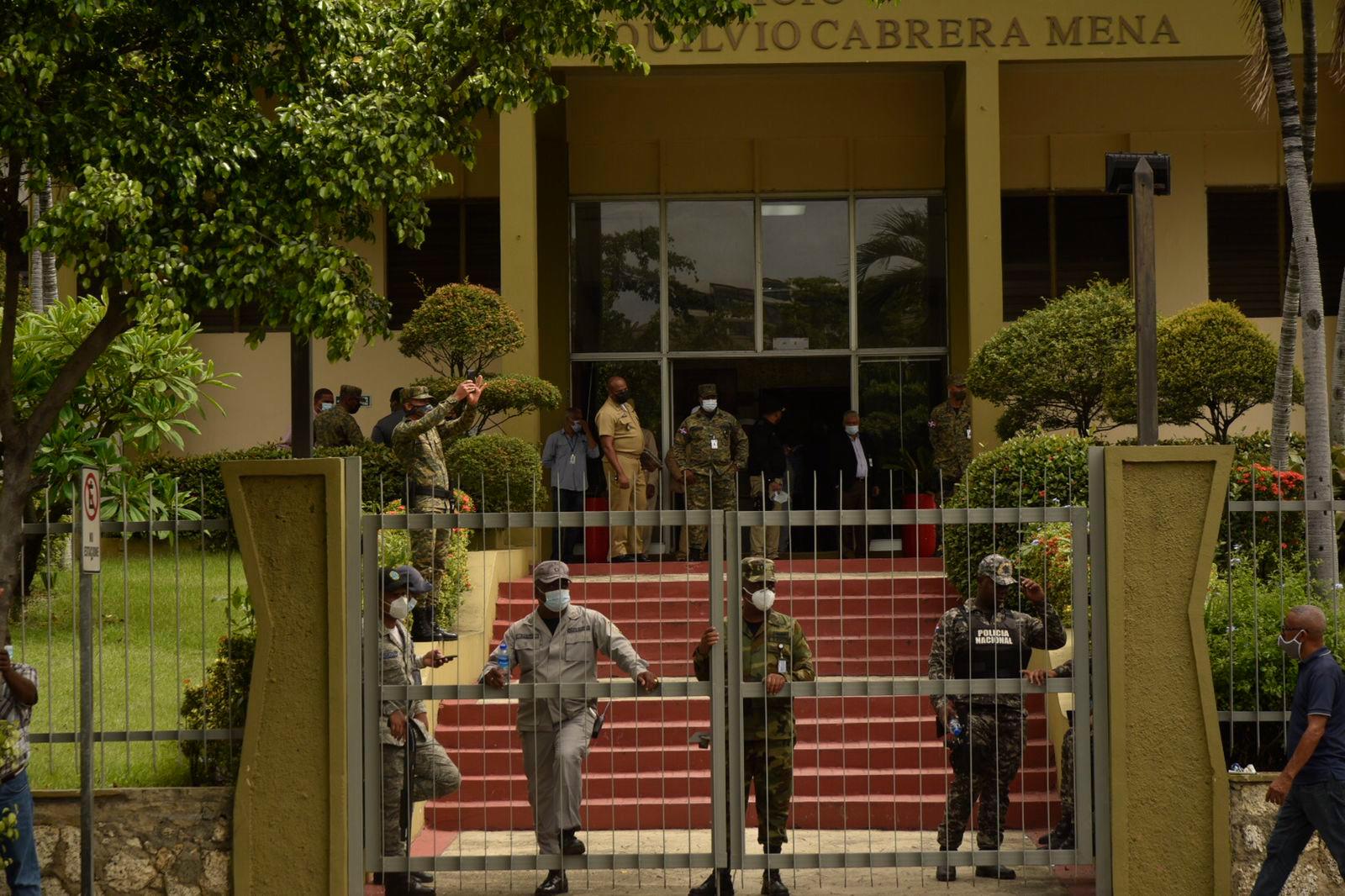 Agentes de la Policía y militares en las inmediaciones del IAD.