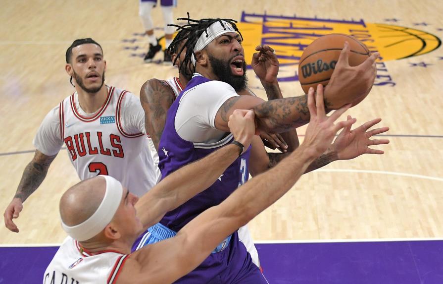 DeRozan, LaVine guían a Bulls para arrollar 121-103 a Lakers