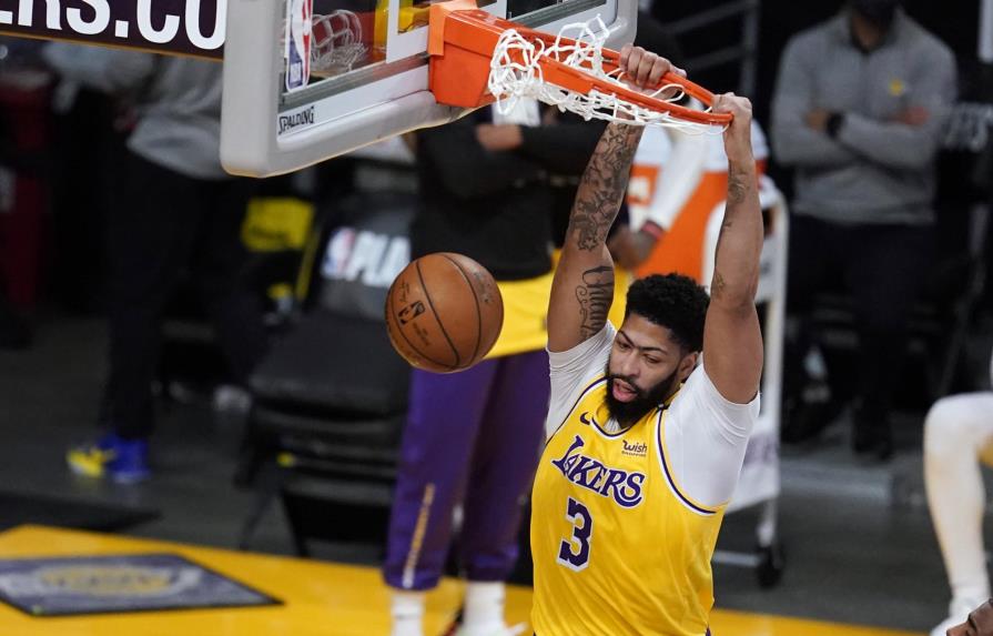 Vídeo | Lakers vuelven a casa en playoffs y vencen a los Suns