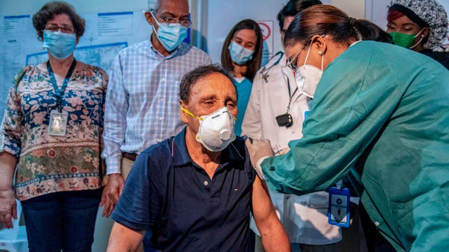 Más de 100 personas reciben segunda dosis de Covishield  en Clínica Cruz Jiminián