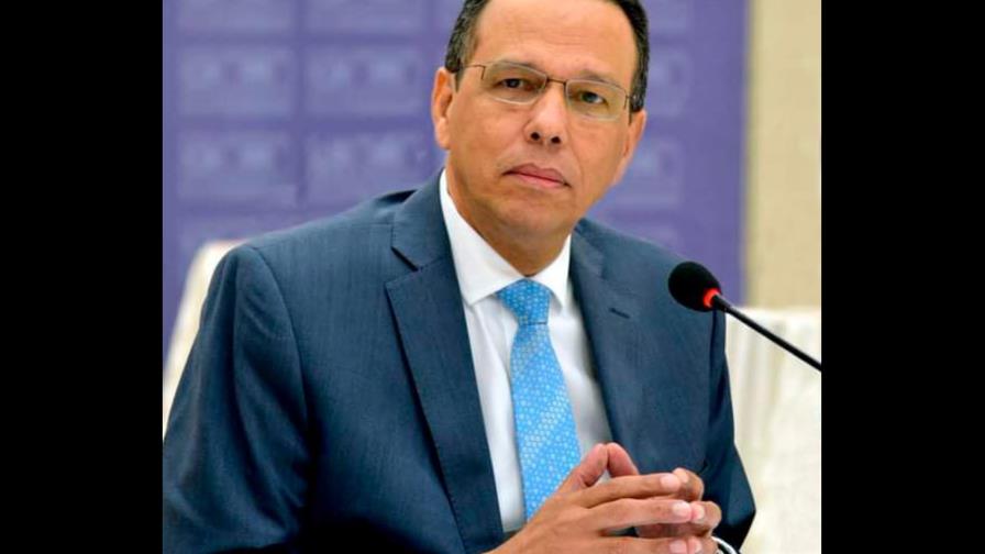 Ministro de Educación contesta a ADP; dice está “politizando” tema del 4%