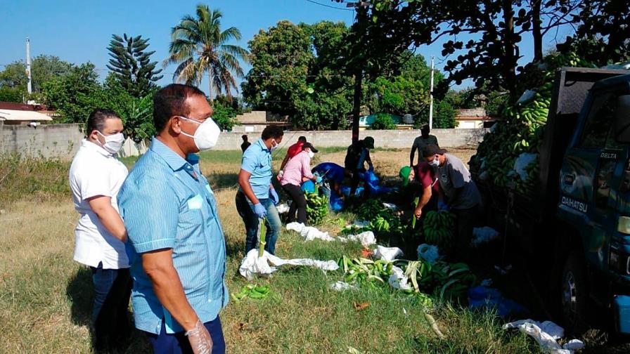 Antonio Marte dona alimentos a pobres de Santiago Rodríguez