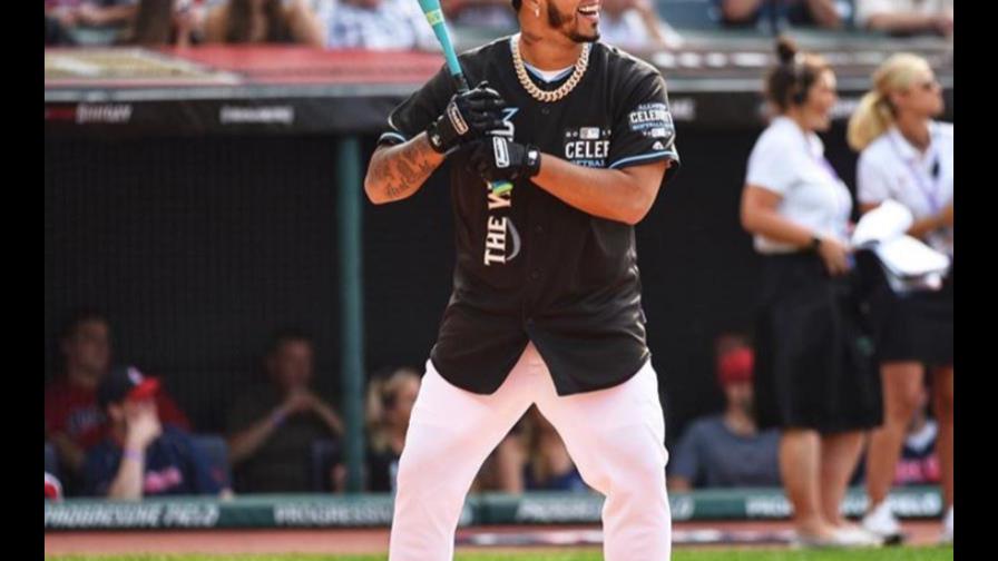 ¡Peloteros por un día! Anuel AA, Daddy Yankee y Dasha Polanco en el “Celebrity Softball Game” de la MLB