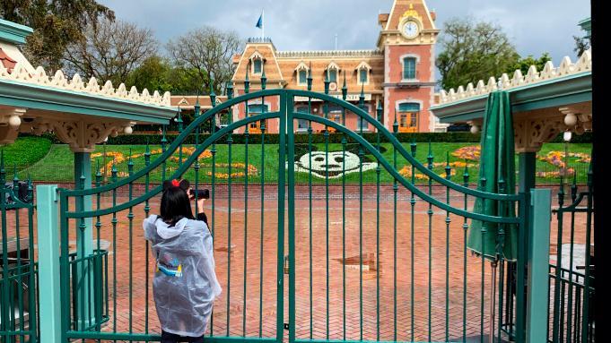 Disneyland Shanghái, confinado tras un caso de COVID-19 que visitó el parque