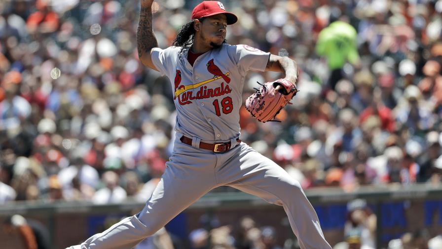 Carlos Martínez no lanzará por dos semanas debido a molestias en el hombro