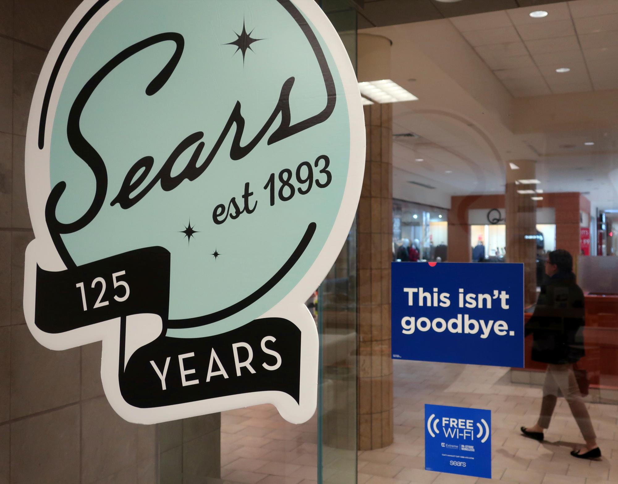 Un letrero en el cristal delantero de la tienda por departamentos, Sears, que dice “Esto no es un adiós en el centro comercial de Livingston, N.J.  La empresa esta cerrando 80 tiendas mas al borde de liquidacion.