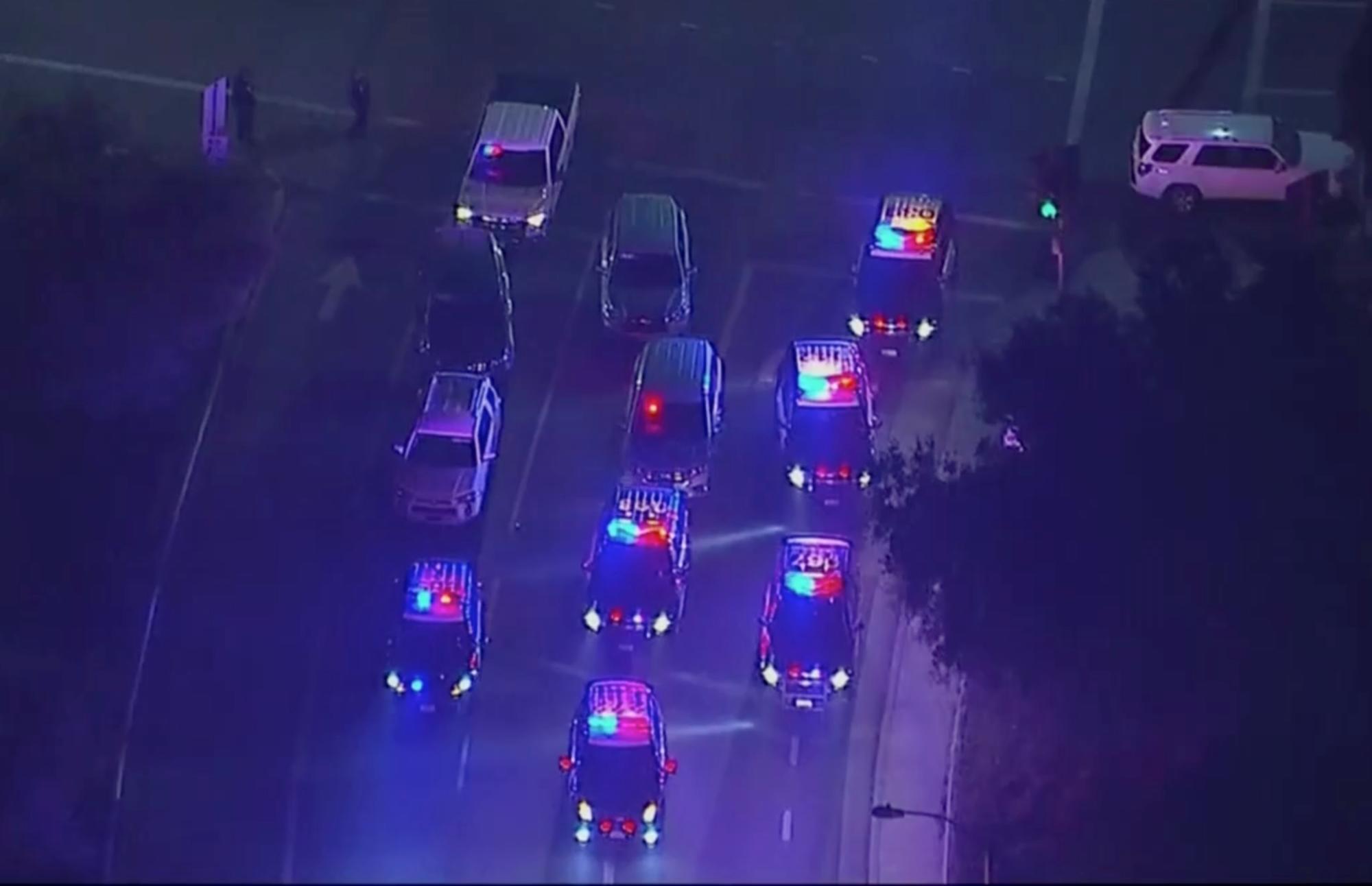 En esta imagen del video aéreo, los vehículos de la policía bloquean una intersección en las cercanías de un tiroteo en Thousand Oaks, California.