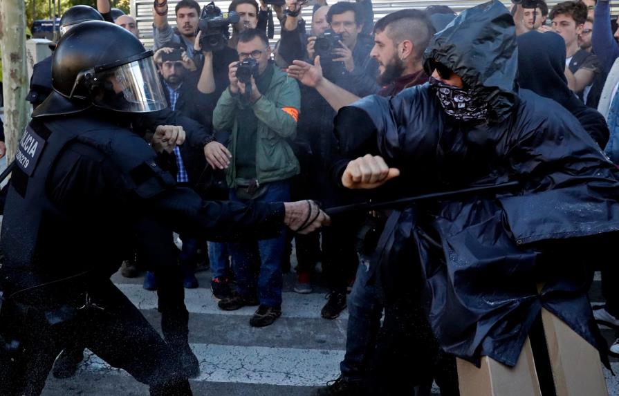 Separatistas catalanes se enfrentan con la policía