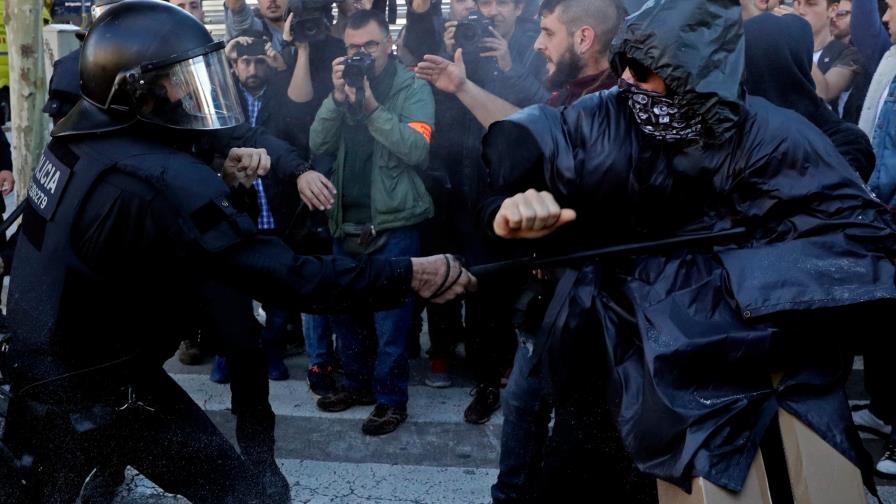 Separatistas catalanes se enfrentan con la policía Separatistas catalanes se enfrentan con la policía