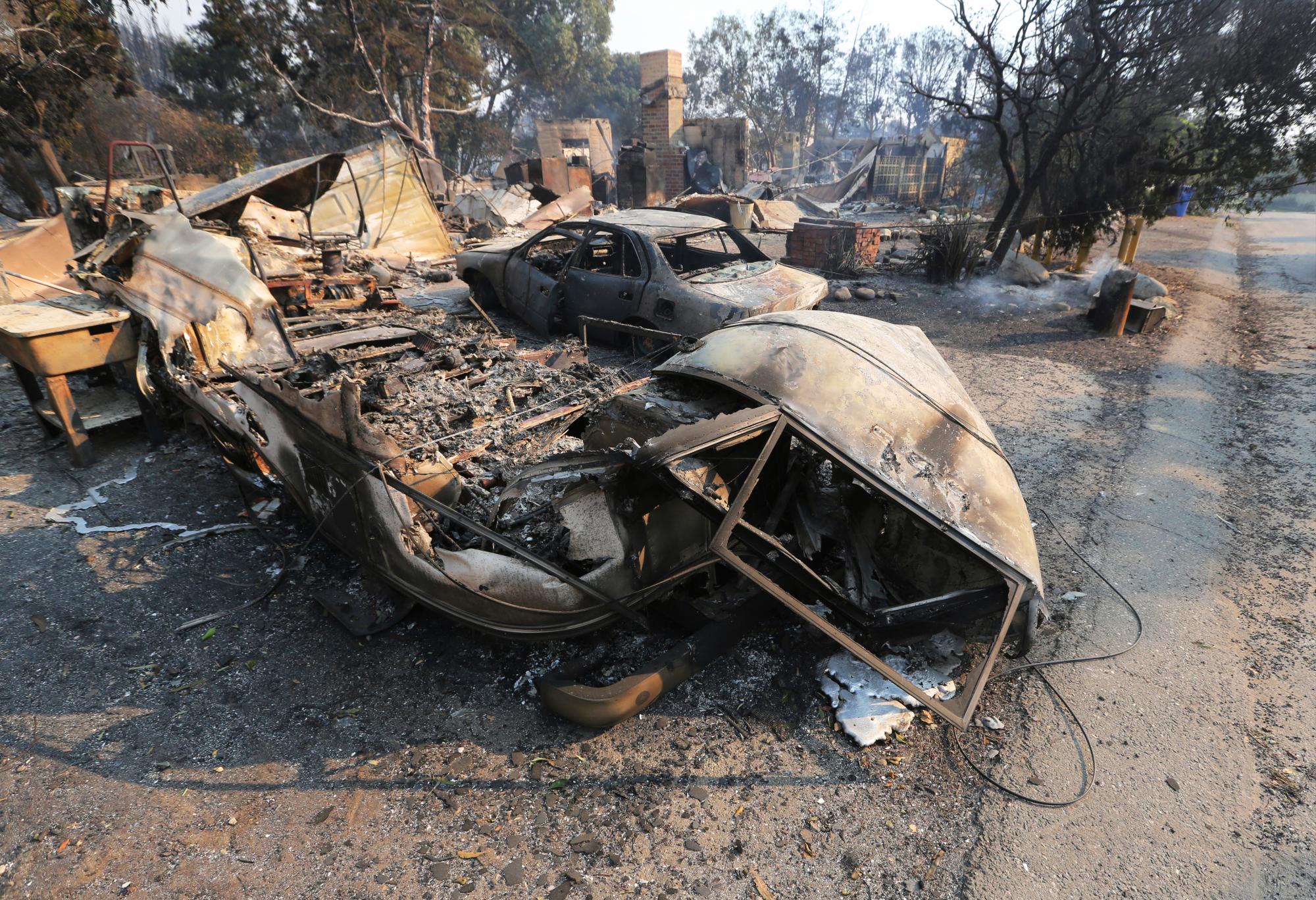 Los vehículos y un hogar están en ruinas, uno de al menos 20 hogares que se perdieron en Windermere Drive en el área de Point Dume en Malibu, California, el sábado 10 de noviembre de 2018. Conocido como el Fuego de Woolsey, ha consumido decenas de Miles de hectáreas y destruyeron decenas de viviendas.