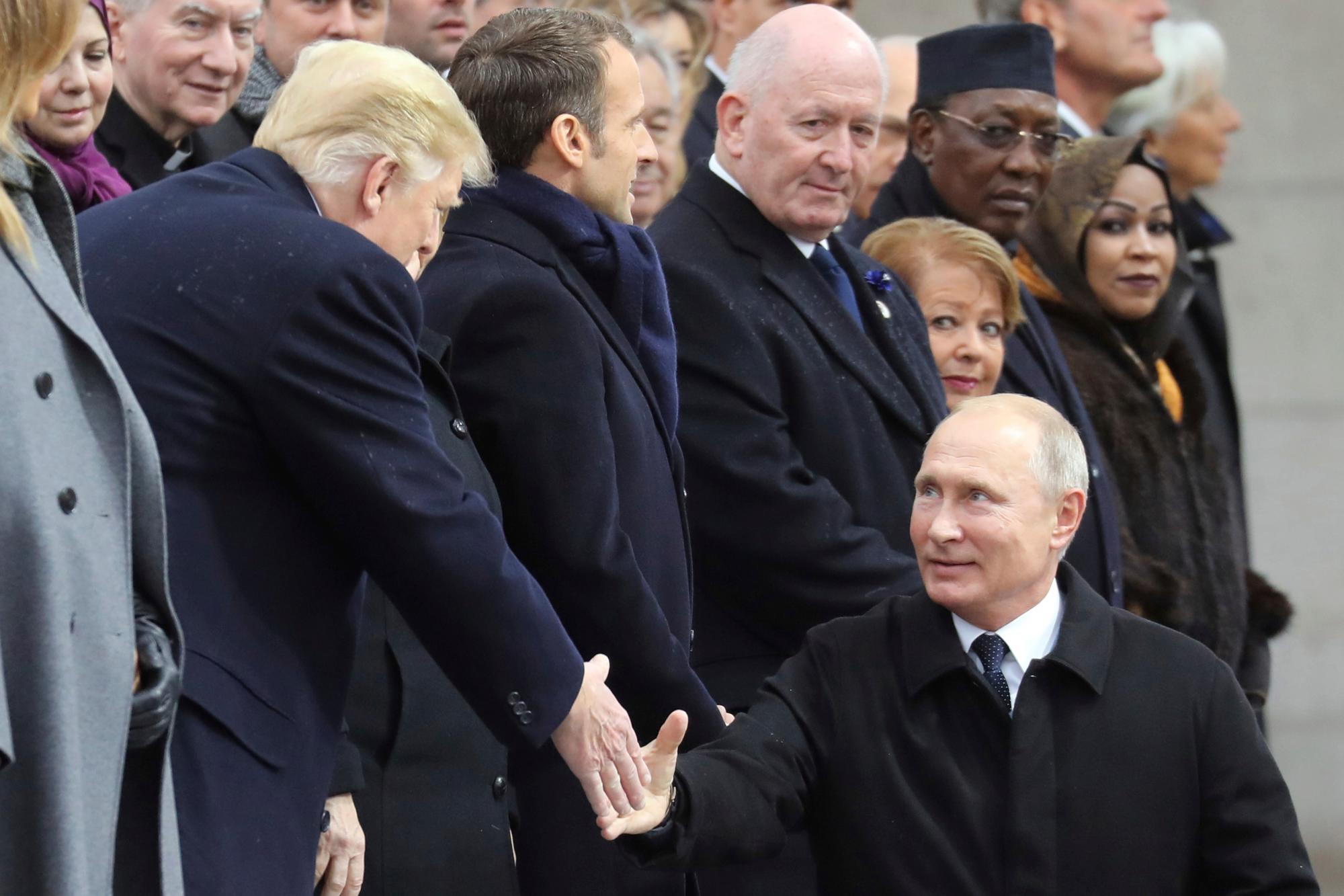 El presidente ruso Vladimir Putin le da la mano al presidente de los Estados Unidos, Donald Trump, cuando llega para asistir a una ceremonia en el Arco del Triunfo de París.