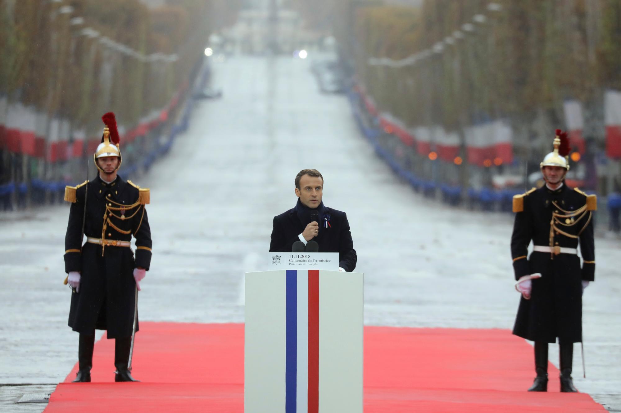 El presidente francés, Emmanuel Macron, pronuncia un discurso durante una ceremonia en el Arco de Triunfo de París como parte de las conmemoraciones del 100 aniversario del armisticio del 11 de noviembre de 1918, que pone fin a la Primera Guerra Mundial.