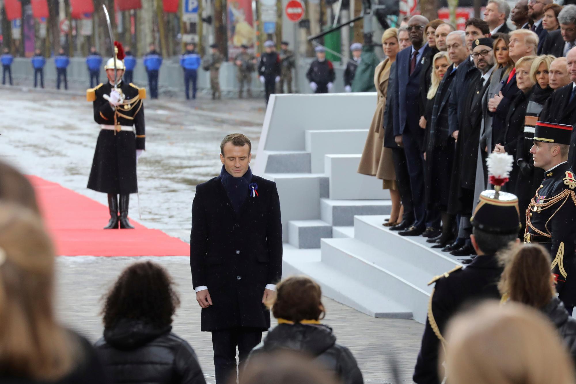 El presidente francés Emmanuel Macron presenta sus respetos por la tumba del soldado desconocido durante una ceremonia en el Arco de Triunfo en París, Francia.