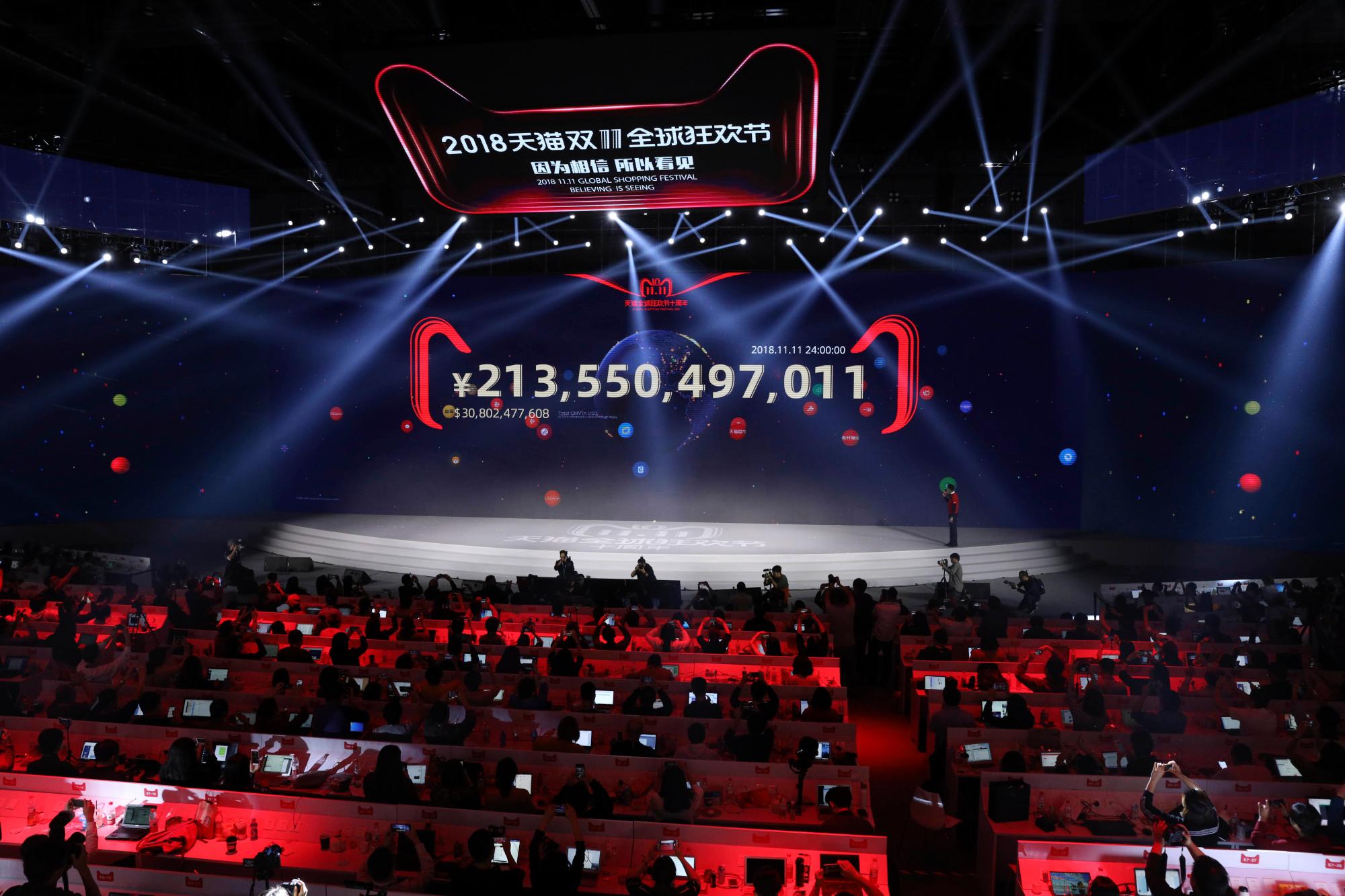 El conteo final para el 11.11 Global Shopping Festival de Alibaba, también conocido como el Día del Soltero (Singles Day), se muestra en su pantalla a la medianoche para establecer un nuevo récord de RMB213.5 mil millones o más de US $ 30 mil millones en Shanghai, China, lunes 12 de noviembre de 2018 El gasto excesivo ha eclipsado durante años al Cyber ??Monday en los EE. UU. Por compras en línea realizadas en un solo día. La cuenta de este año rompe con los pronósticos sombríos sobre la segunda economía más grande del mundo, que está luchando con una guerra arancelaria con los EE. UU., Una caída del mercado de valores y una desaceleración del crecimiento general.