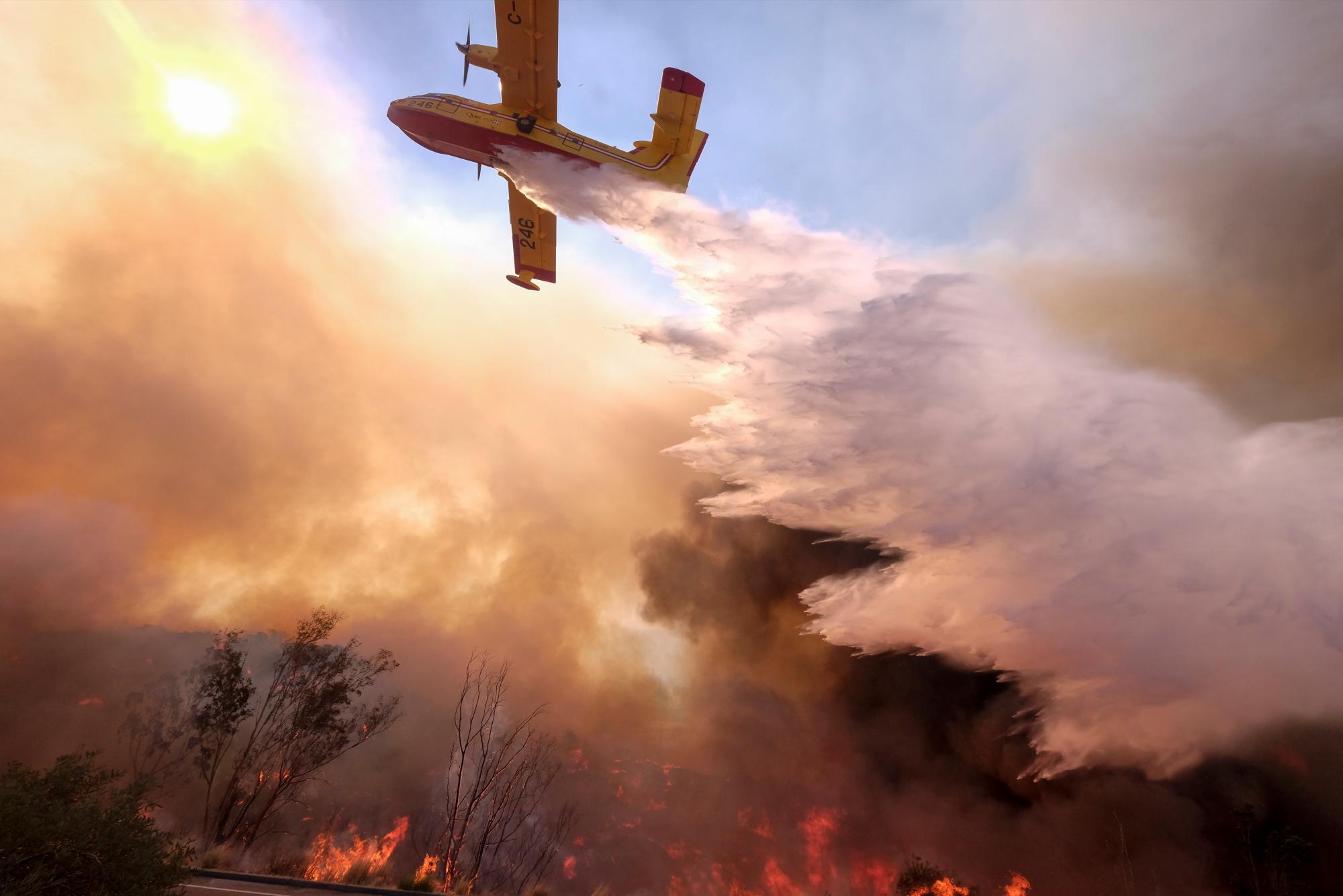 Un avión lanza agua para apagar los incendios en Paradise California.