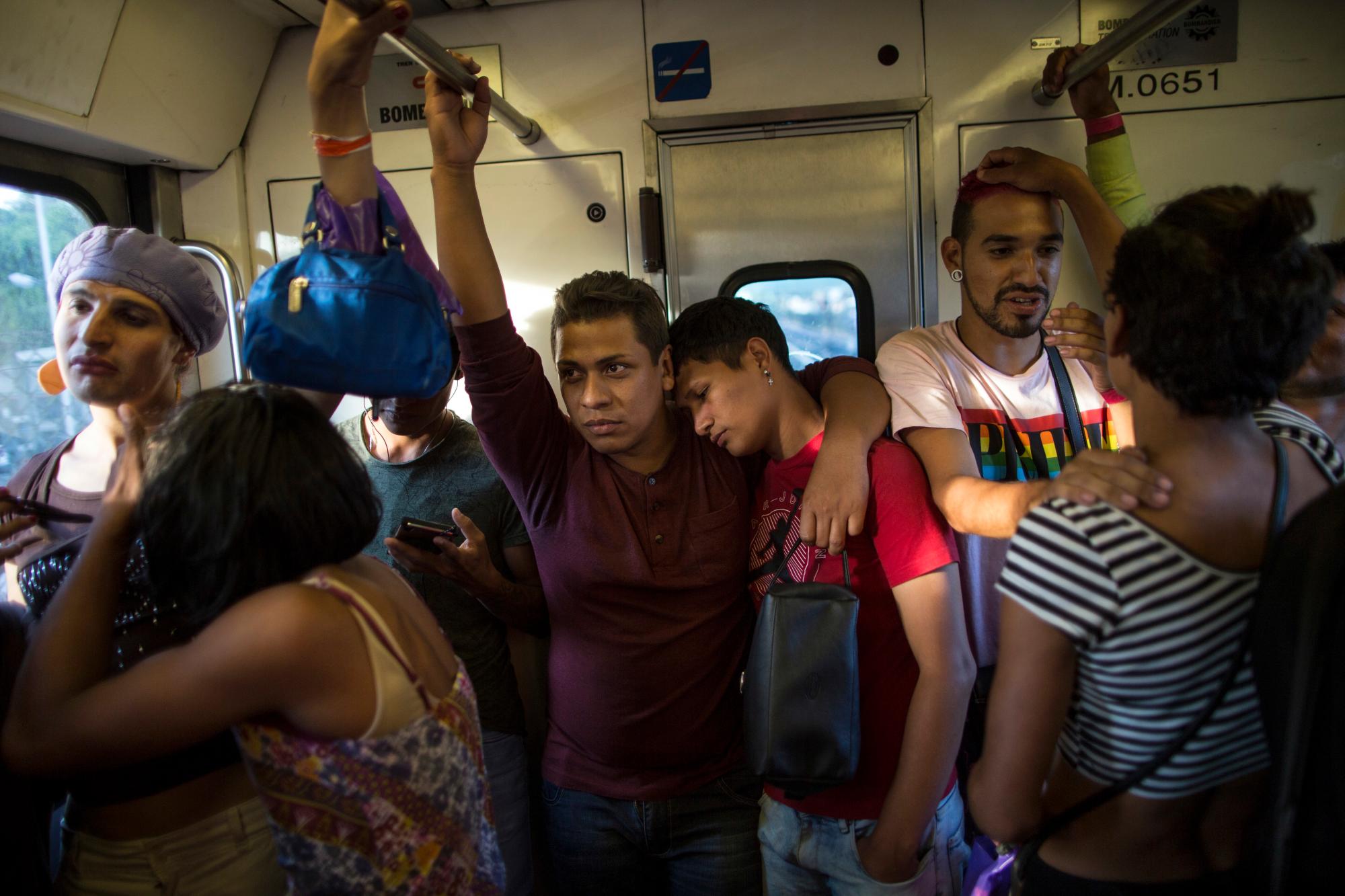Viajar en el metro durante un día de descanso, al centro histórico de la Ciudad de México. Para las docenas de mujeres transgénero y hombres homosexuales, el viaje ha significado aguantar insultos y hasta algunos abusos físicos.