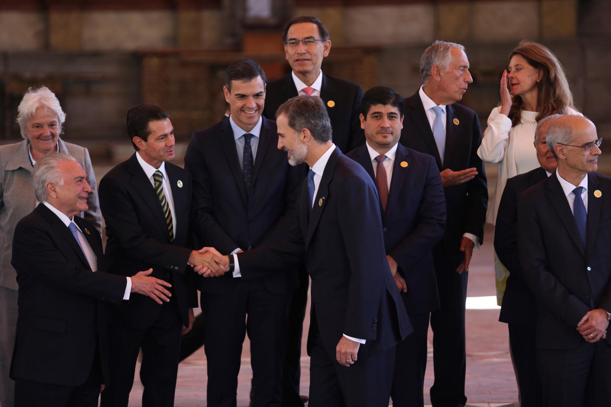 El rey Felipe de España, centro, le da la mano al presidente de México, Enrique Peña Nieto, flanqueado por el presidente de Brasil, Michel Temer, a la izquierda, al presidente de Perú, Martín Vizcarra, al centro de la espalda, y al presidente de Costa Rica, Carlos Alvarado, a la derecha.