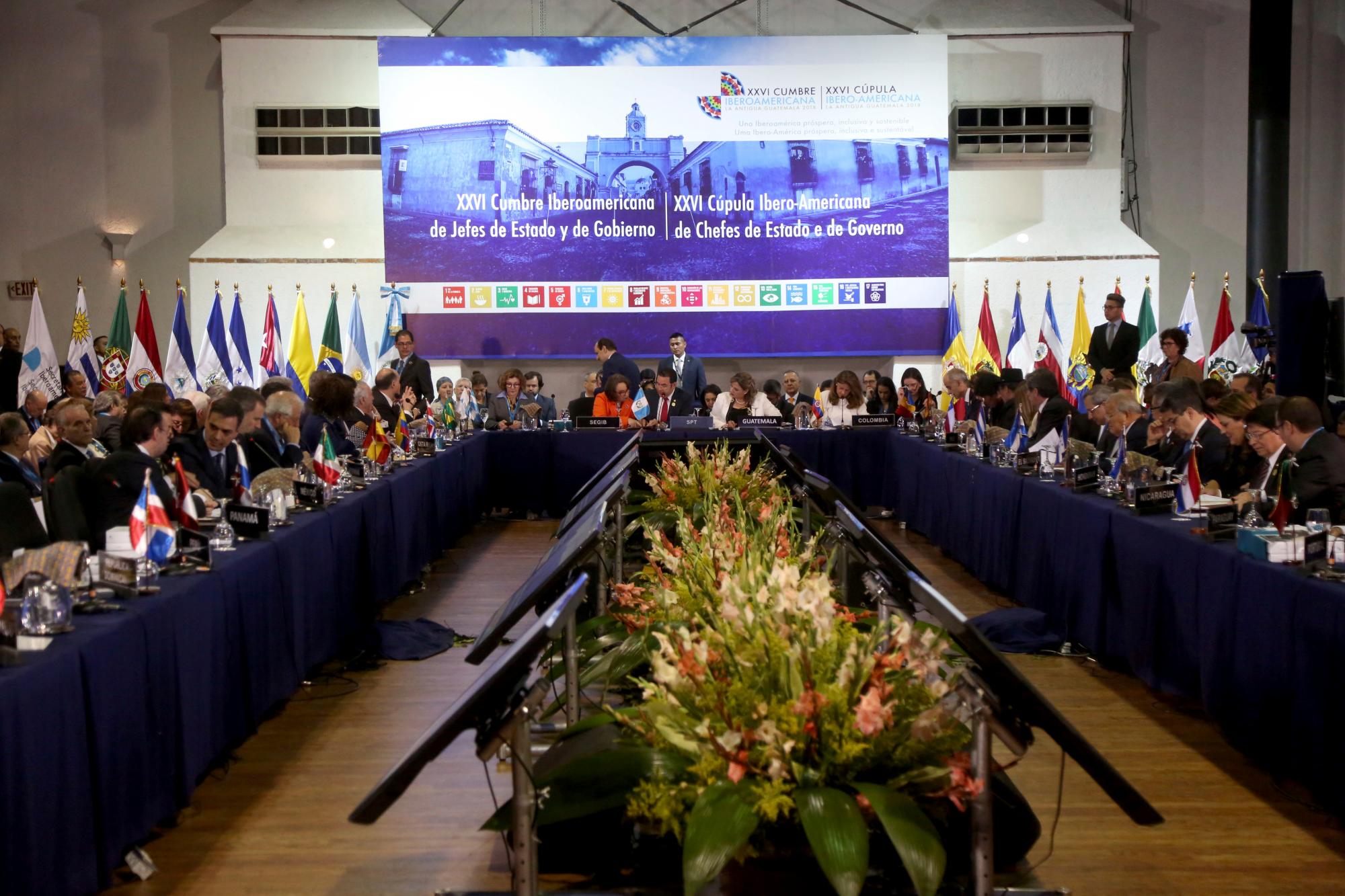 Presidentes y jefes de delegaciones asisten a la primera sesión durante la XXVI Cumbre Iberoamericana en Antigua, Guatemala, viernes 16 de noviembre de 2018.