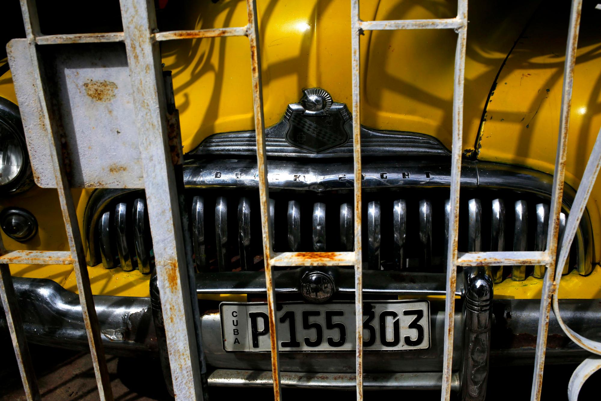 Un automóvil Buick Eight de 1948 está estacionado en un garaje en La Habana, Cuba, el viernes 16 de noviembre de 2018. Cientos de autos clásicos se reunirán cerca del Malecón para honrar a este grupo único de vehículos, uno de los emblemas de Cuba. )