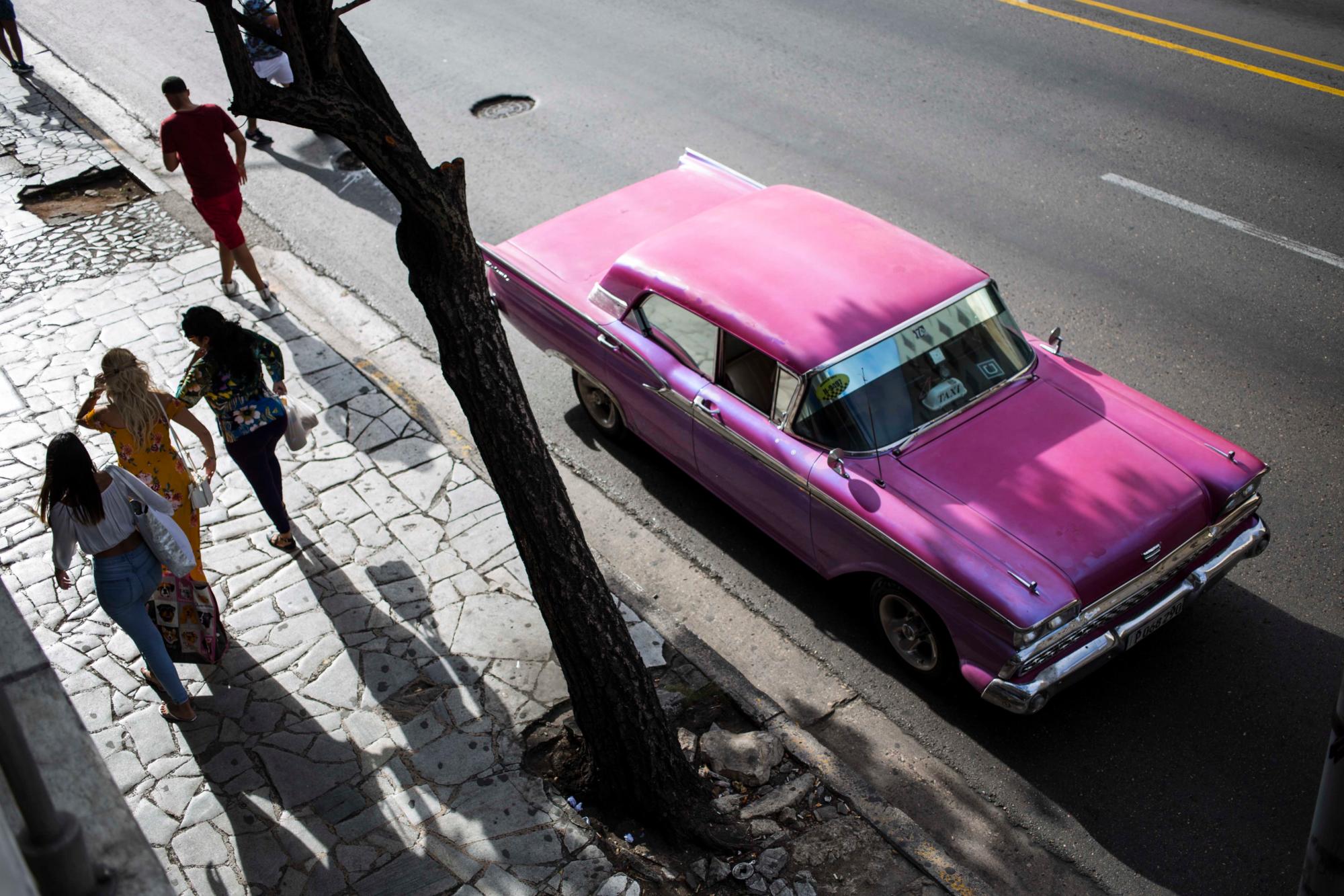 Un taxi colectivo espera a los clientes en La Habana, Cuba, el viernes 16 de noviembre de 2018. Cientos de autos clásicos se reunirán cerca del Malecón para honrar a este grupo único de vehículos, uno de los emblemas de Cuba.