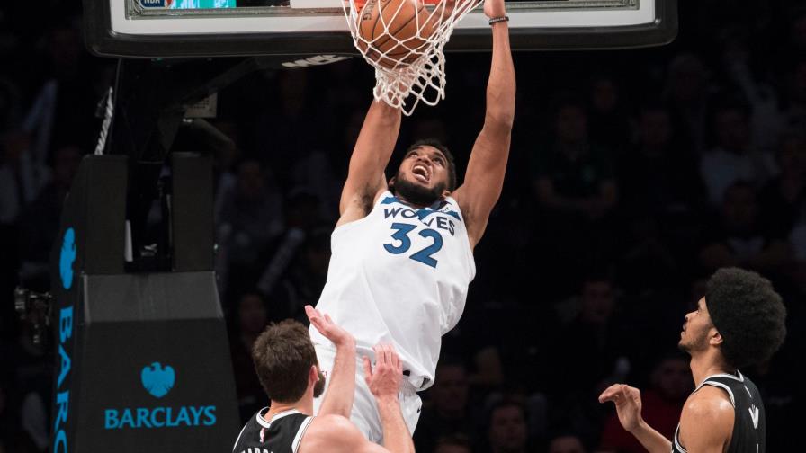 Towns coqueteó con el doble-doble en triunfo de Wolves en Brooklyn