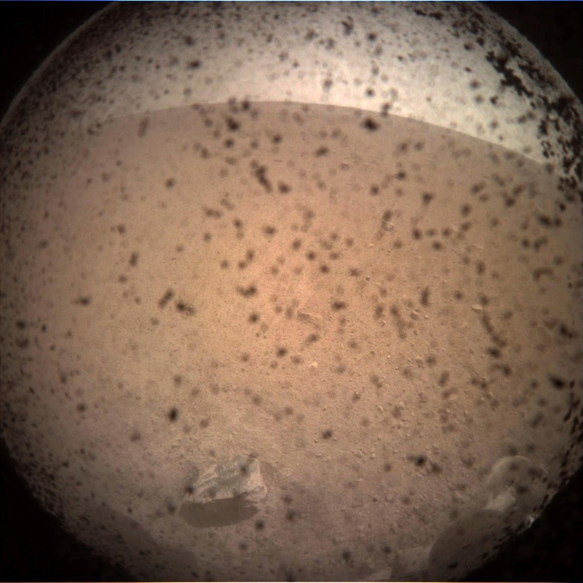 Una imagen transmitida desde Marte por el módulo de aterrizaje InSight se ve en una pantalla de computadora en el Laboratorio de Propulsión a Chorro de la NASA el lunes 26 de noviembre de 2018, en Pasadena, California