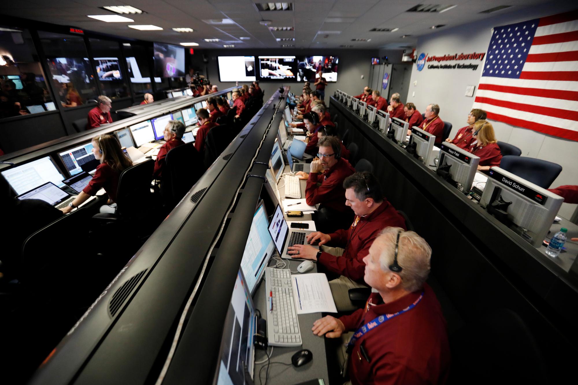 Los ingenieros monitorean el aterrizaje de InSight en el área de soporte de la misión de la instalación de operaciones de vuelo espacial en el Laboratorio de Propulsión a Chorro de la NASA el lunes 26 de noviembre de 2018, en Pasadena, California
