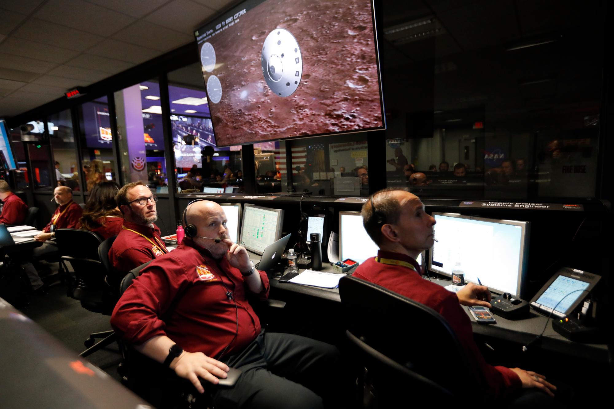 Los ingenieros monitorean el aterrizaje de InSight en el área de soporte de la misión de la instalación de operaciones de vuelo espacial en el Laboratorio de Propulsión a Chorro de la NASA el lunes 26 de noviembre de 2018, en Pasadena, California