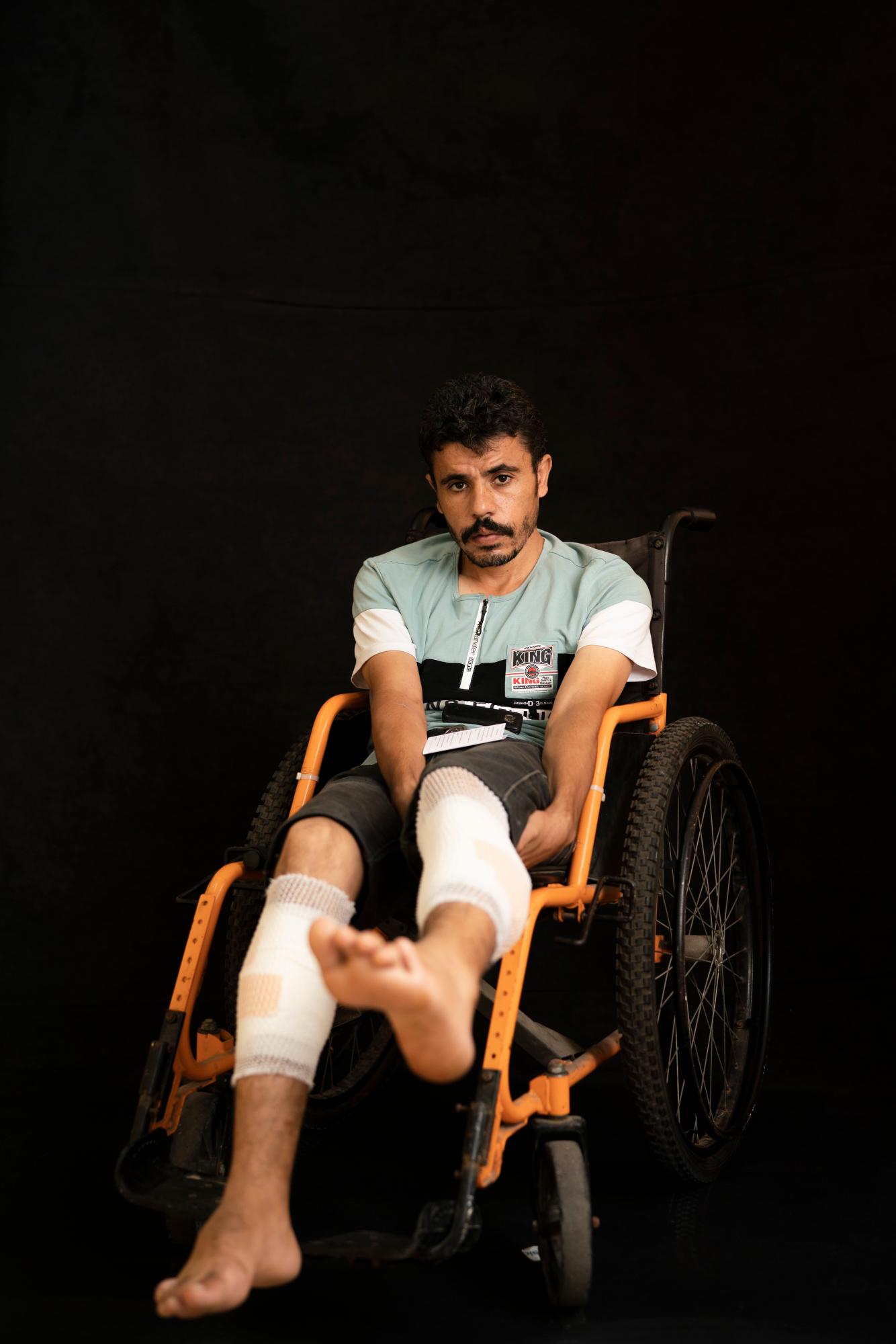 Ayman Harb, de 36 años, es un paramédico que resultó herido varias veces. En la última protesta, recibió un disparo mientras intentaba ayudar a alguien a salir del Mediterráneo.